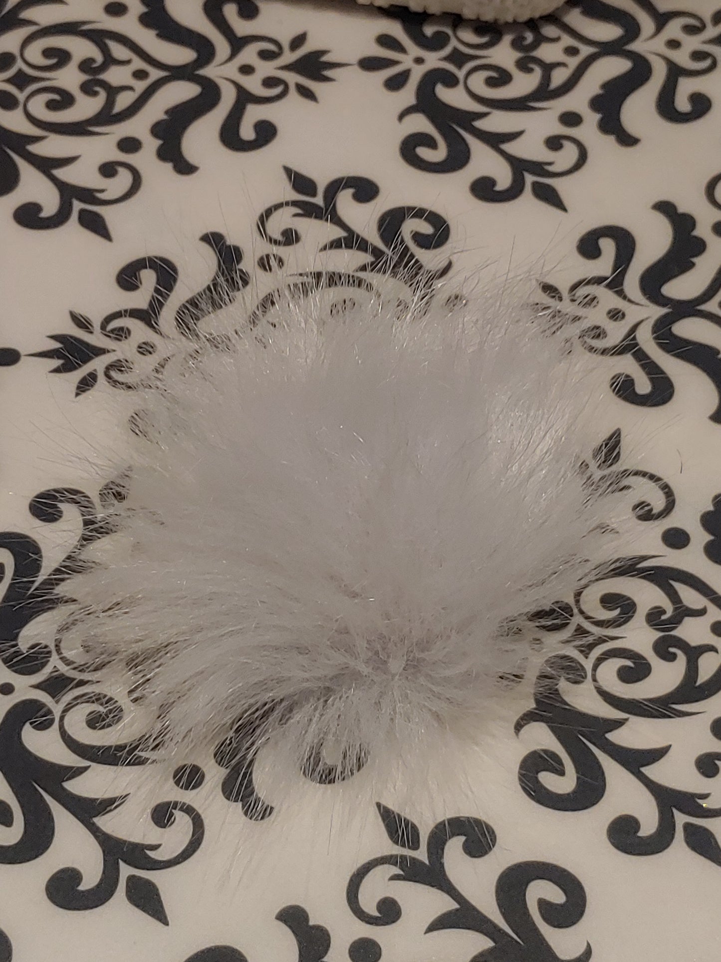 8 cm faux fur pompom