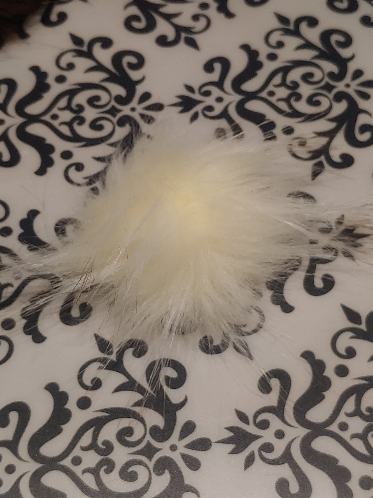 8 cm faux fur pompom