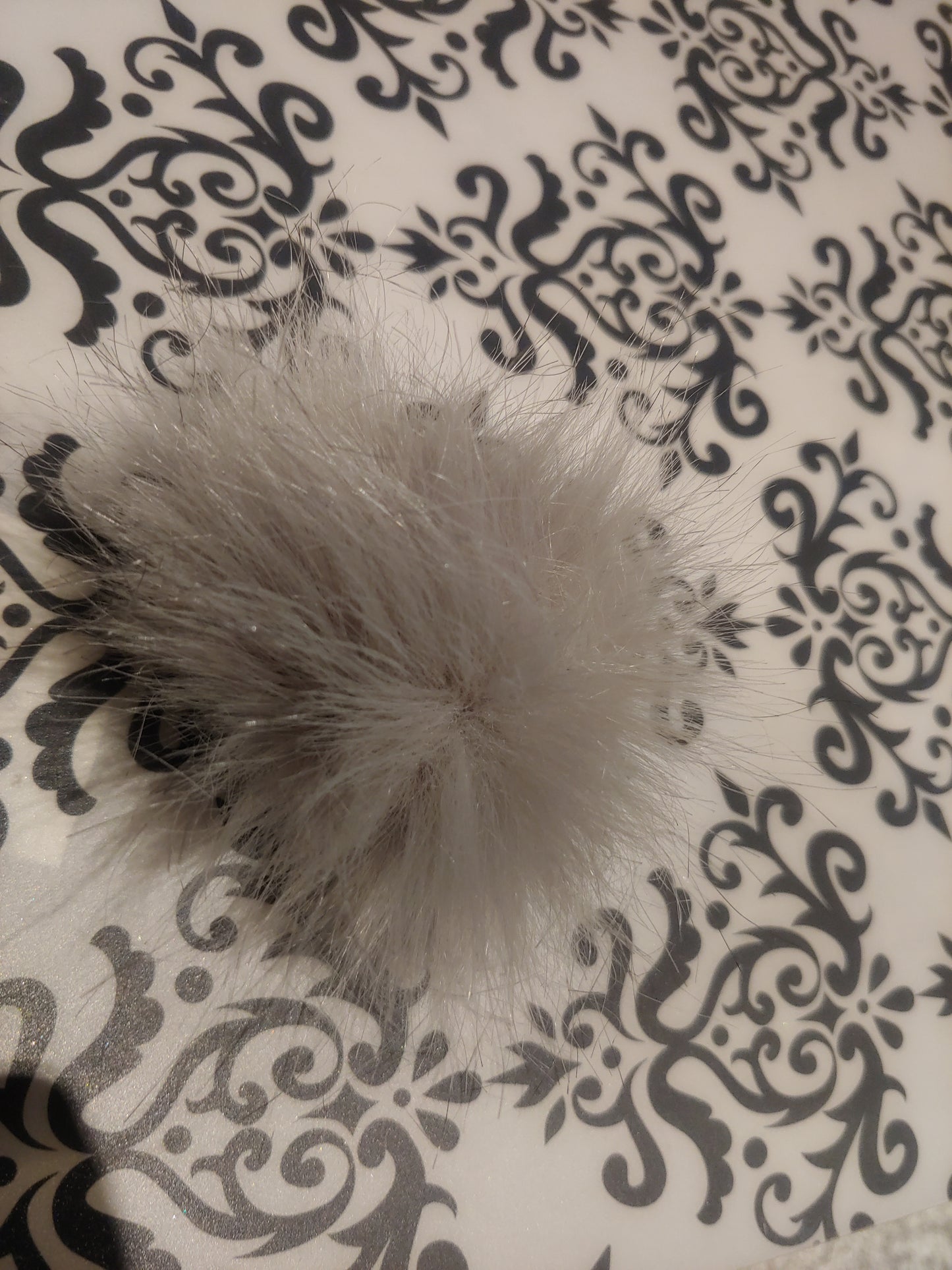 8 cm faux fur pompom