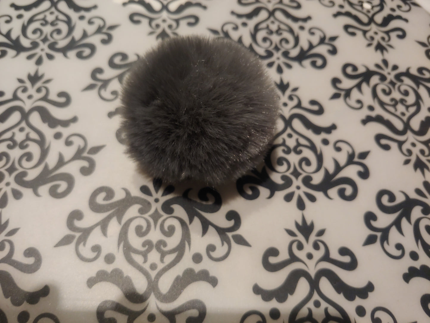 8 cm faux fur pompom