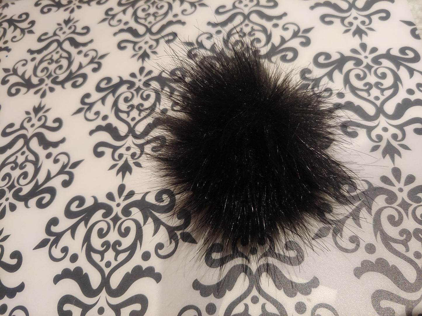 8 cm faux fur pompom